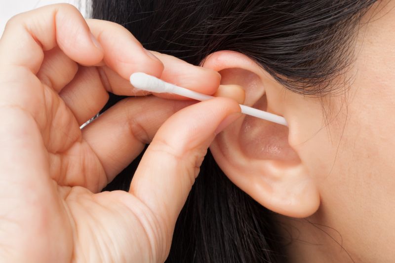 Usar cotonetes para limpiar los oídos podría dañarlos
