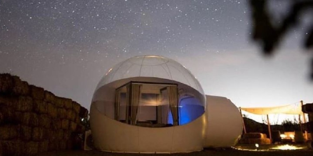 Duerme en una burbuja gigante bajo las estrellas