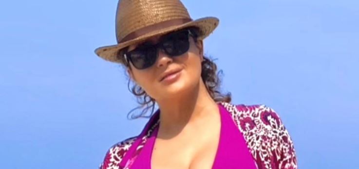Salma Hayek deslumbra con bikini en la playa