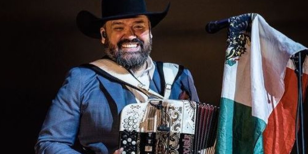 Él es el vocalista de Intocable que se vacunó contra el Covid-19
