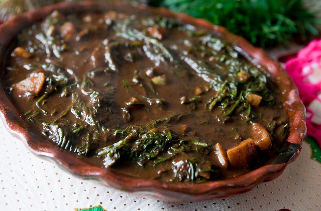 ¿Cómo se hacen los romeritos con mole?